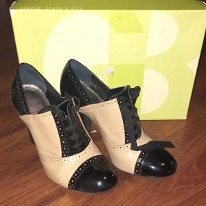 Great pair of vintage looking two toned heels!